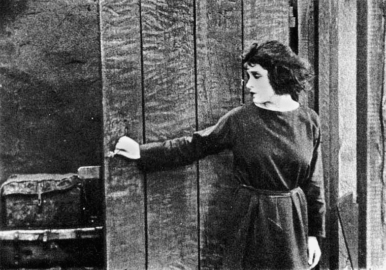 Modotti en The Tiger’s Coat, película de 1920. Wikicommons.