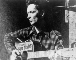 Woody Guthrie, hacia 1940. (Archivos Michael Ochs / Getty Images)